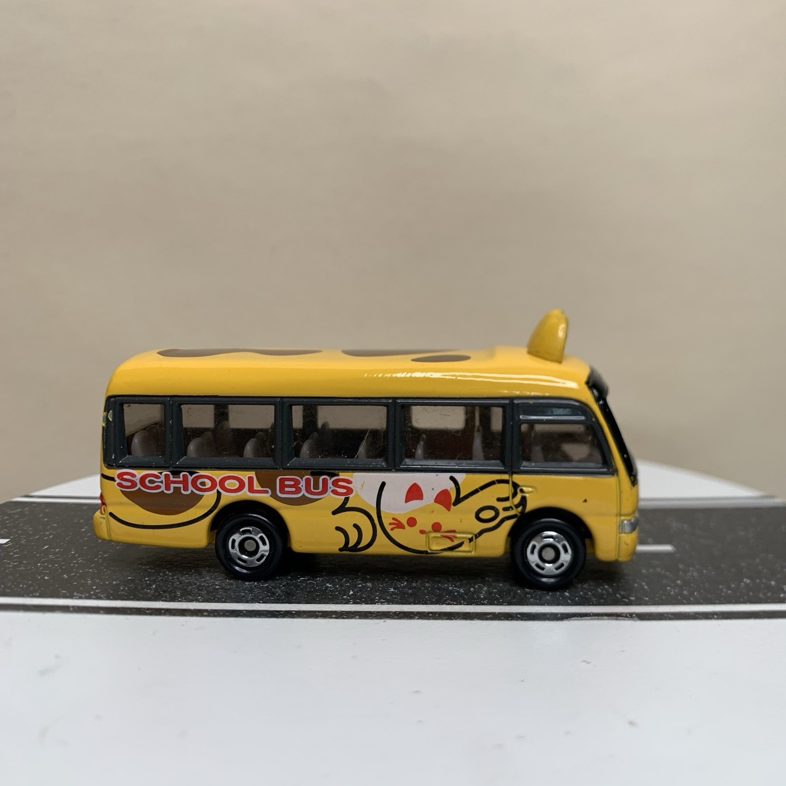 Tomy Tomica #92 Toyota Coaster Kindergarten Cat Animal School Bus Yellow 1/89
