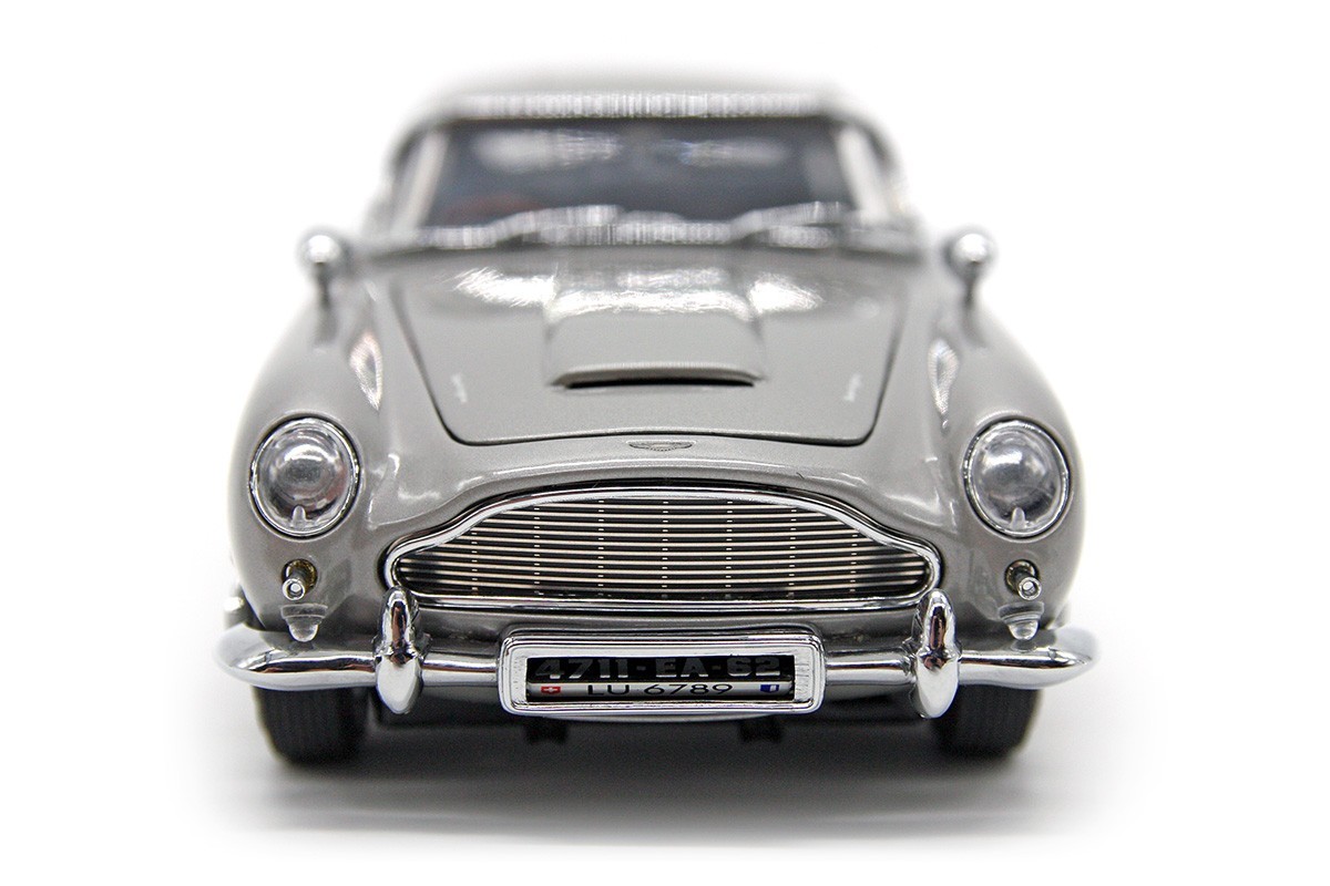 1964 Aston Martin DB5 Saloon (1:24) “James Bond 007” Silver Diecast (LOOSE), DM