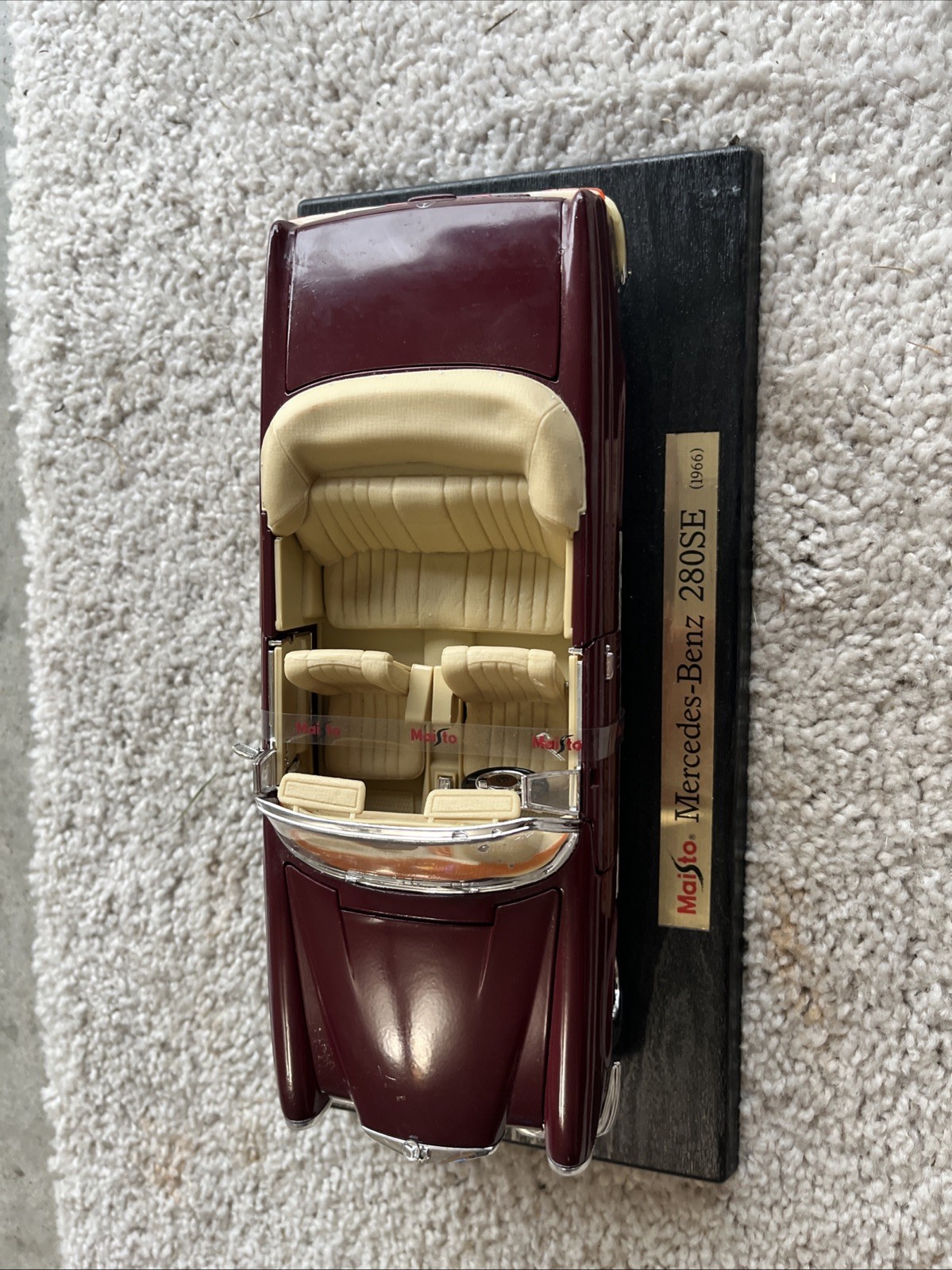 Maisto 1966 Mercedes-Benz 280 SE Convertible 1:18 Diecast Car