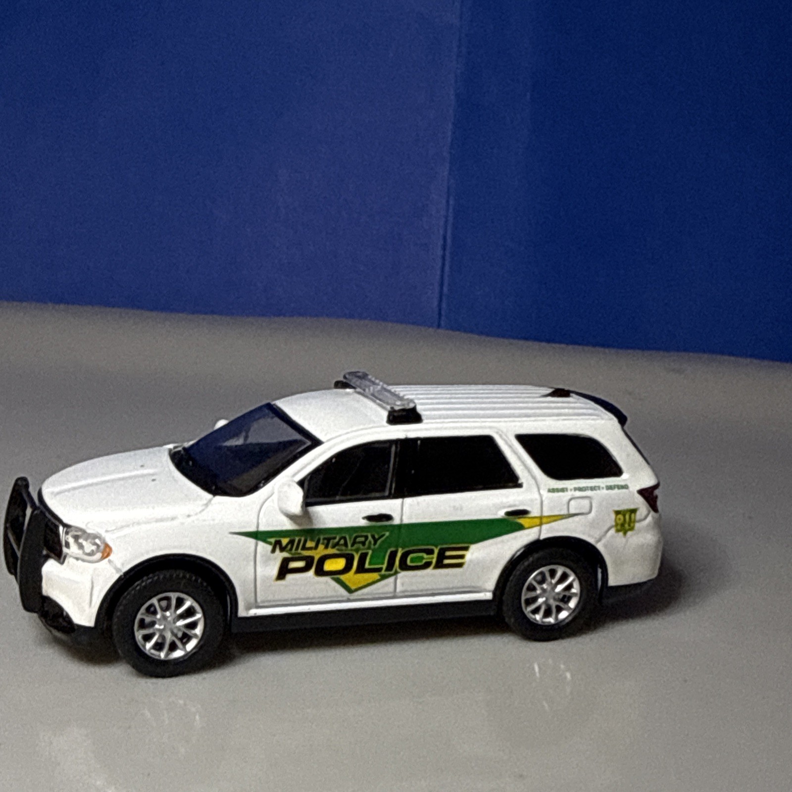 Greenlight 1:64 Custom Dodge Durango US Army Military Police