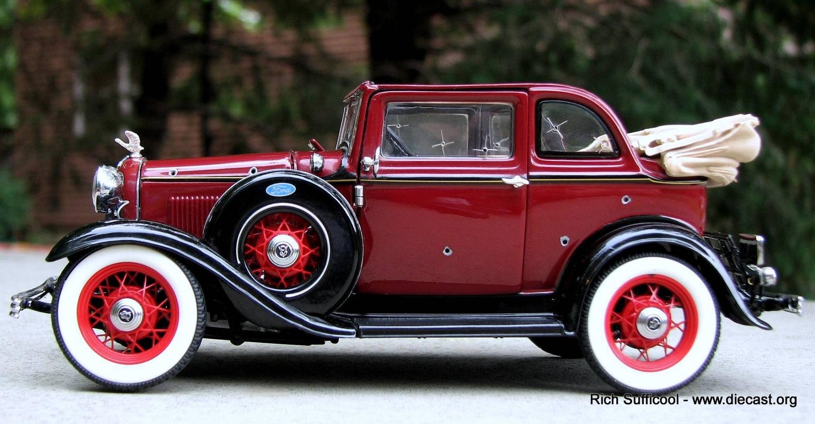 *RARE 1932 Ford Bonnie and Clyde WITH BULLET HOLES in 1:24 scale