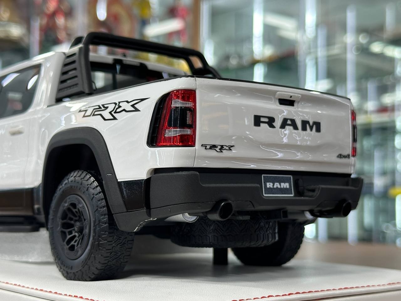 Dodge Ram TRX 1500 by Diamand – White – Ltd. Collector Car [1:18 Resin – 40 pcs]