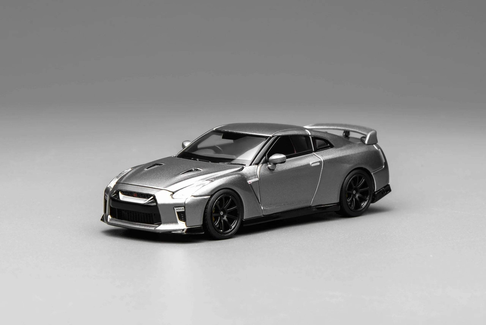 Motorhelix 1/64 Nissan GT-R (R35) Track Edition Engineered by Nismo 2020 Dark Me