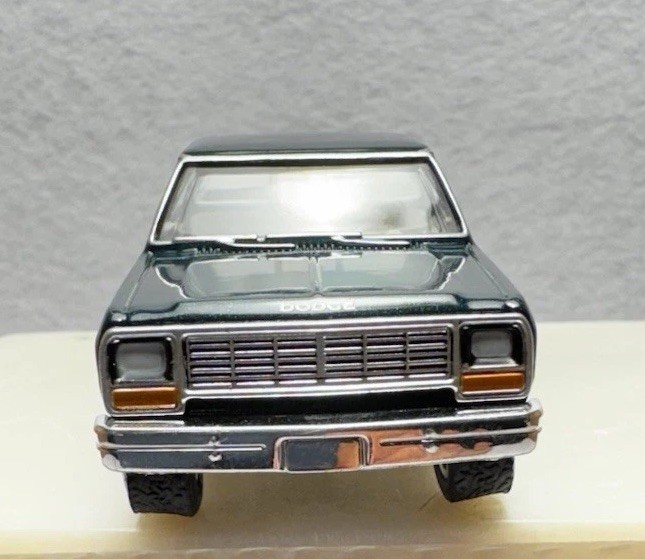 Greenlight 1982 Dodge Ram W250 GREEN 1:64