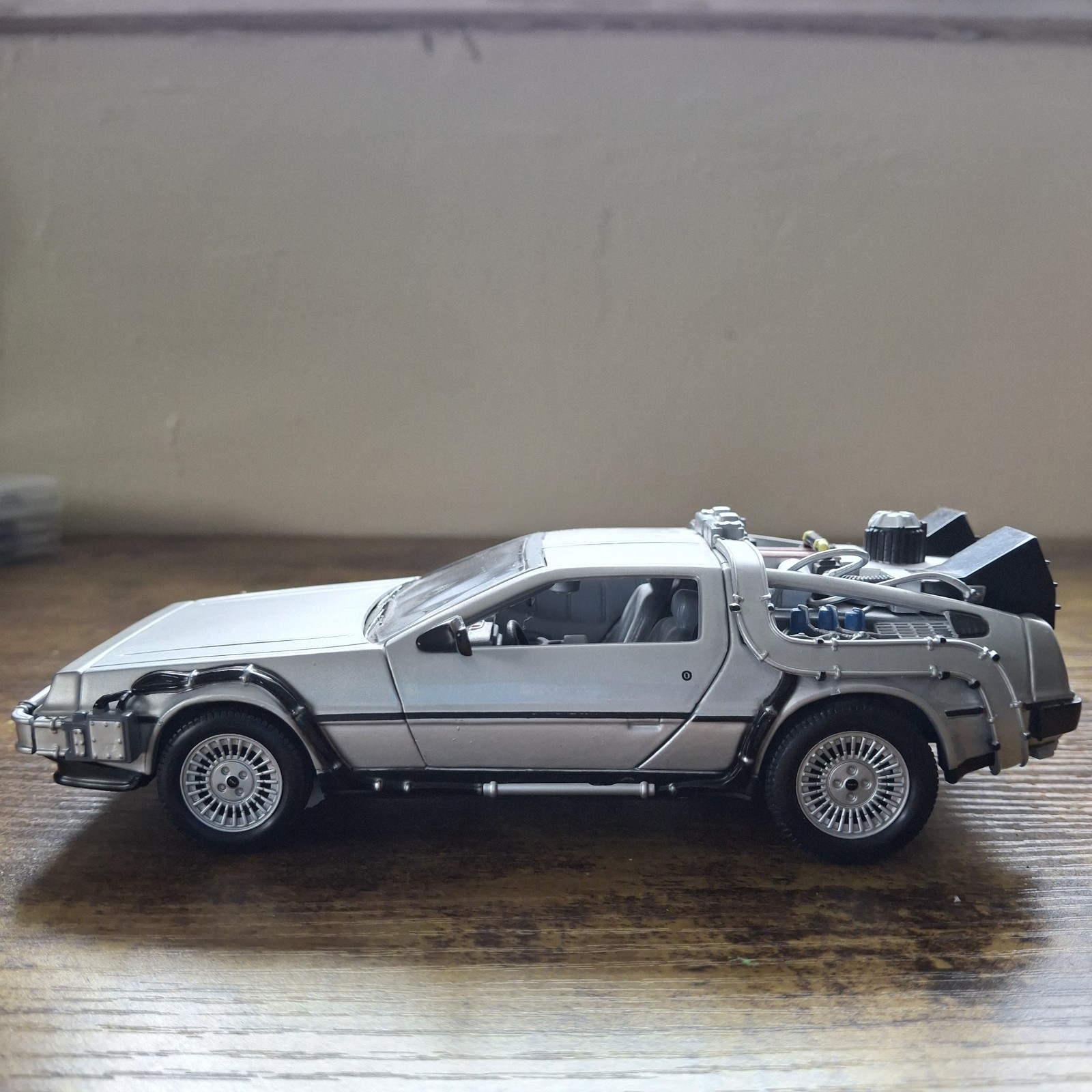 WELLY DeLorean DMC-12 Back to the Future 2 Time Machine Diecast Car Silver 1:24