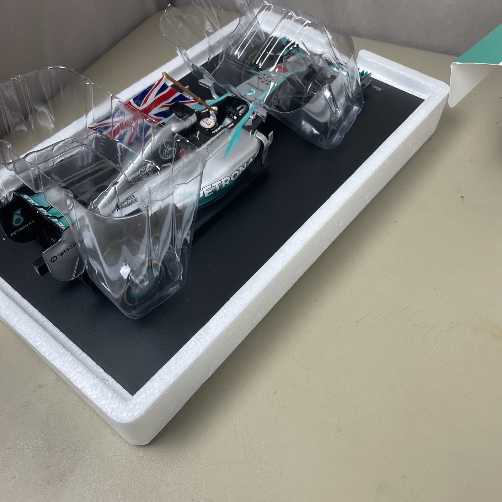 Spark Model 1/18 Lewis Hamilton 2014 Mercedes F1 W05 Winner Abu Dhabi GP 2014