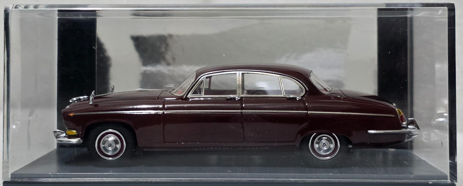 Jaguar 420G RHD 1967 Red 1/43 Neo NEO43908 Resin Model OVP