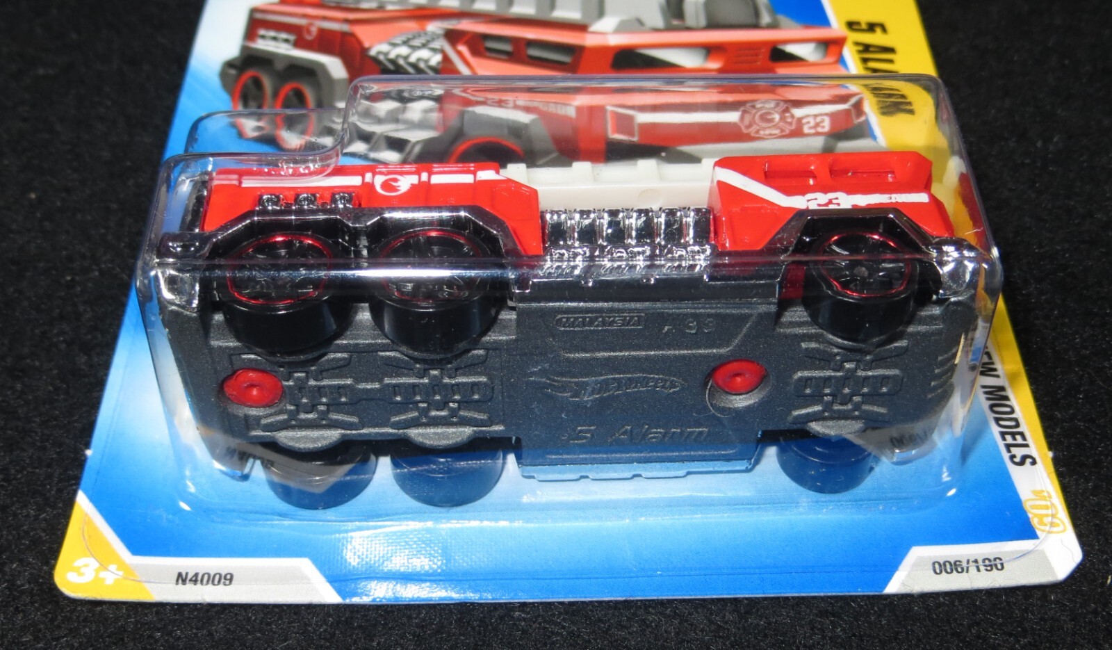 2009 Hot Wheels NEW MODELS Red 5 ALARM FIRE ENGINE Card #006 HW18-011724