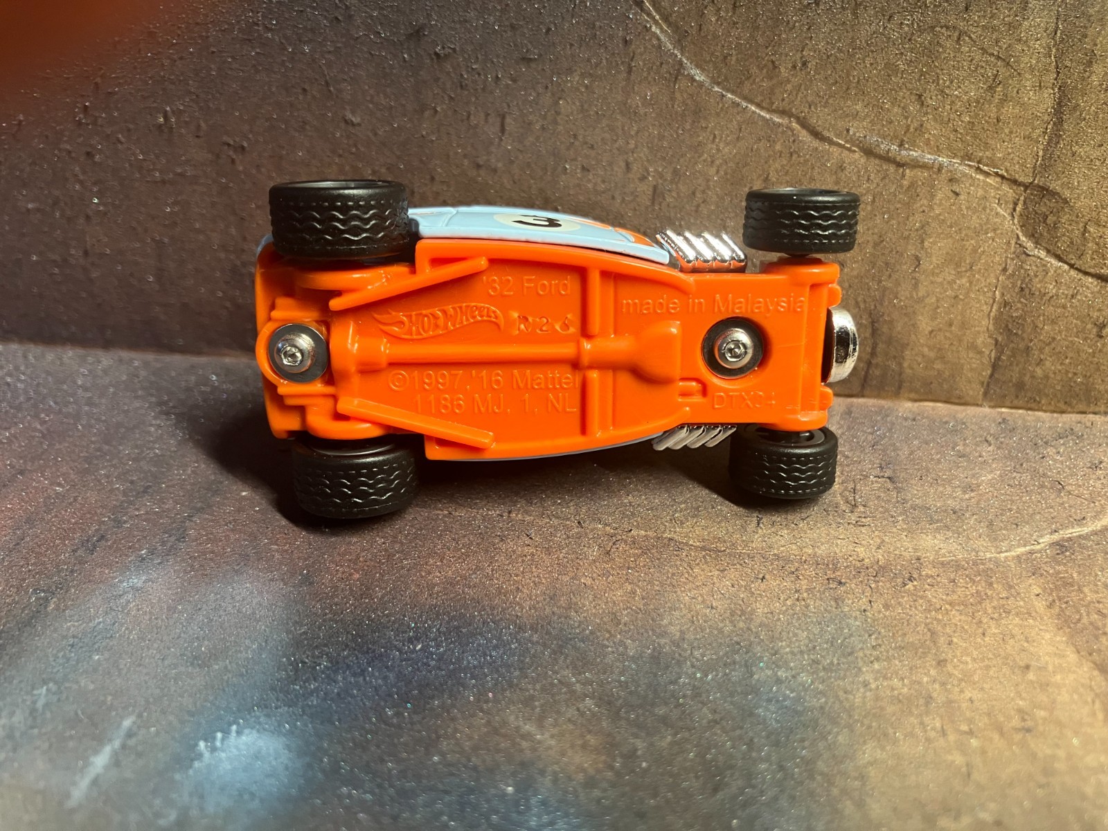 HOT WHEELS “CUSTOM” ’32 FORD (GULF) w/REAL RIDERS
