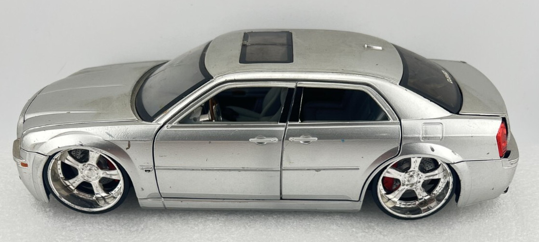 JADA 2005 Chrysler 300c Hemi 1:24 Scale Silver Metal Car Silver DUB City