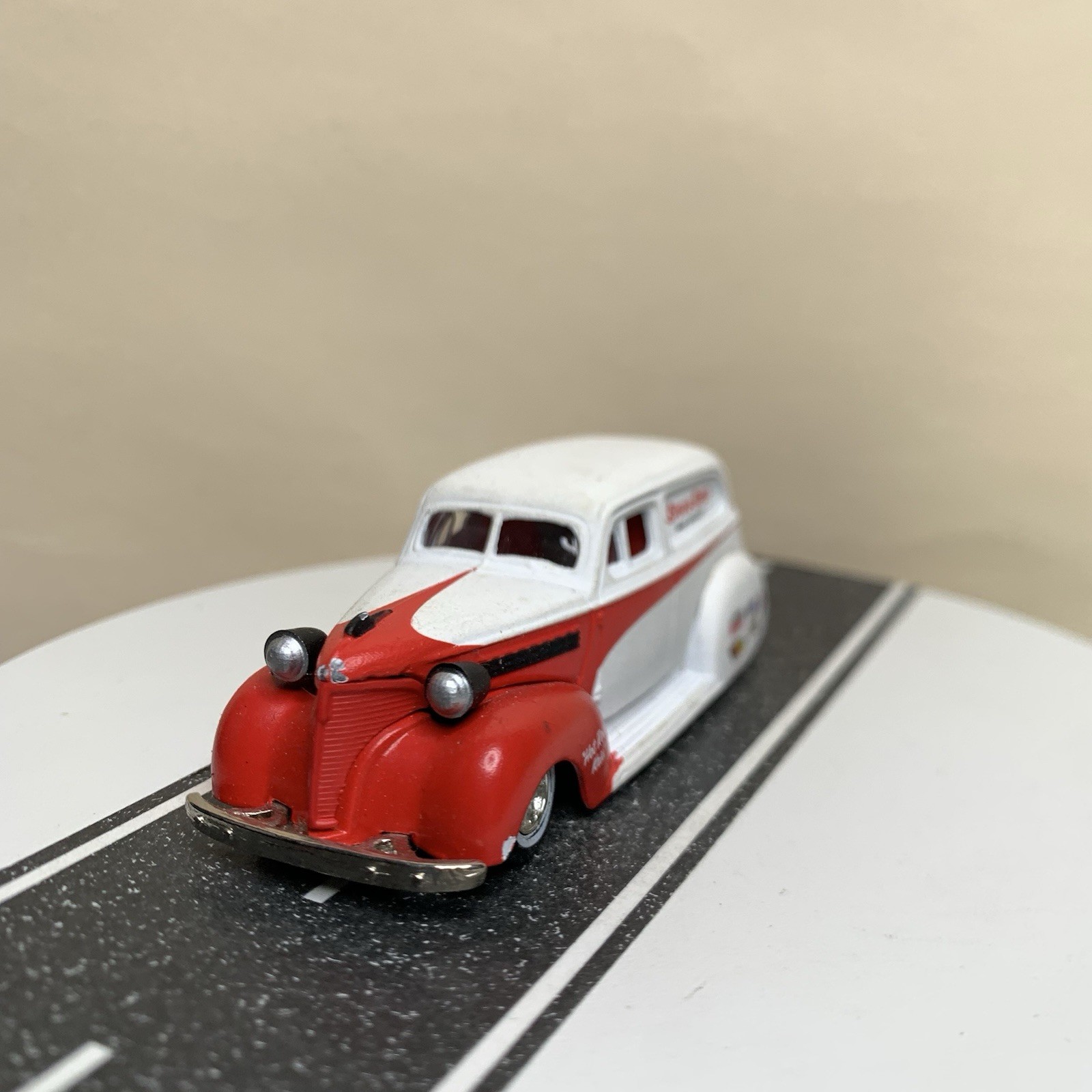 Jada Toys Road Rats Series 1939 Chevy Sedan Delivery Speed Shop White/Red 1:64
