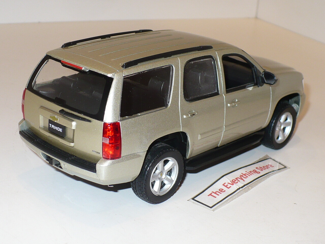 WELLY 2008 CHEVY TAHOE LT SUV 1:24 SCALE LIGHT GOLD FREE SHIP
