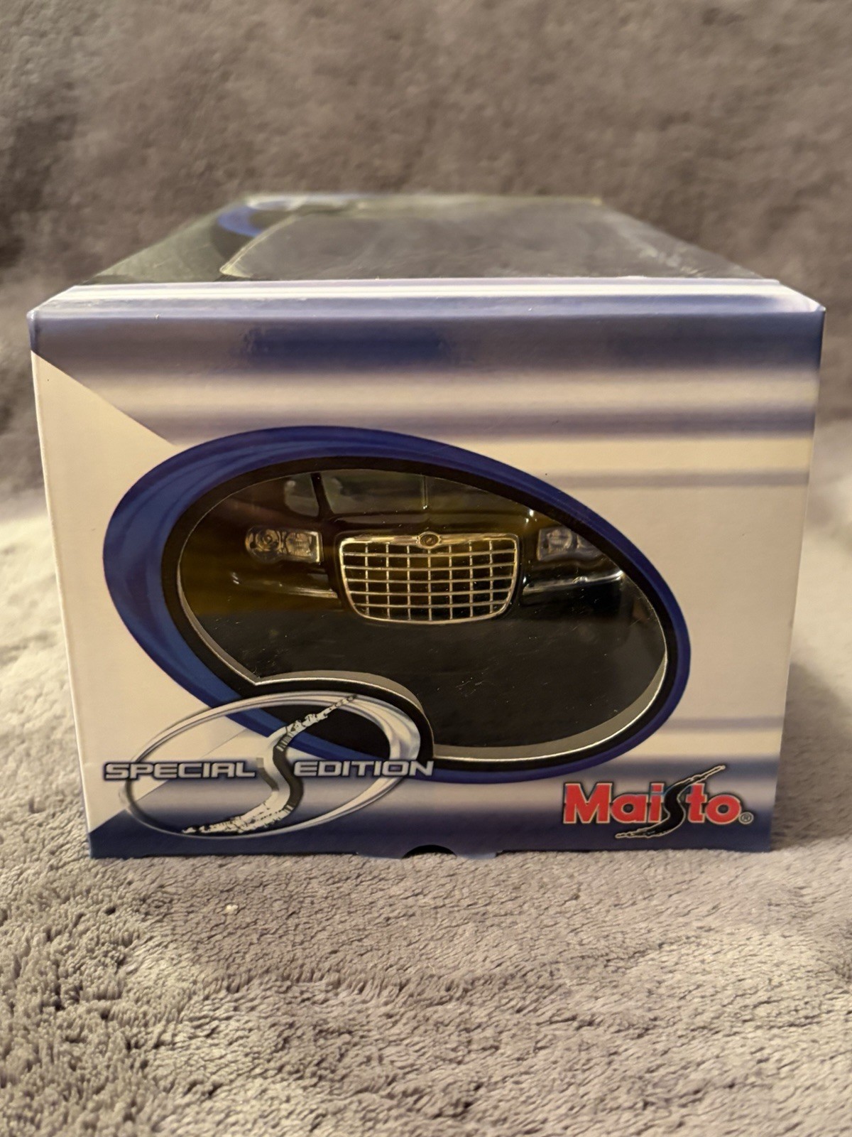 Maisto 2005 Chrysler 300C Hemi Black 1:18 Diecast Collectable Car