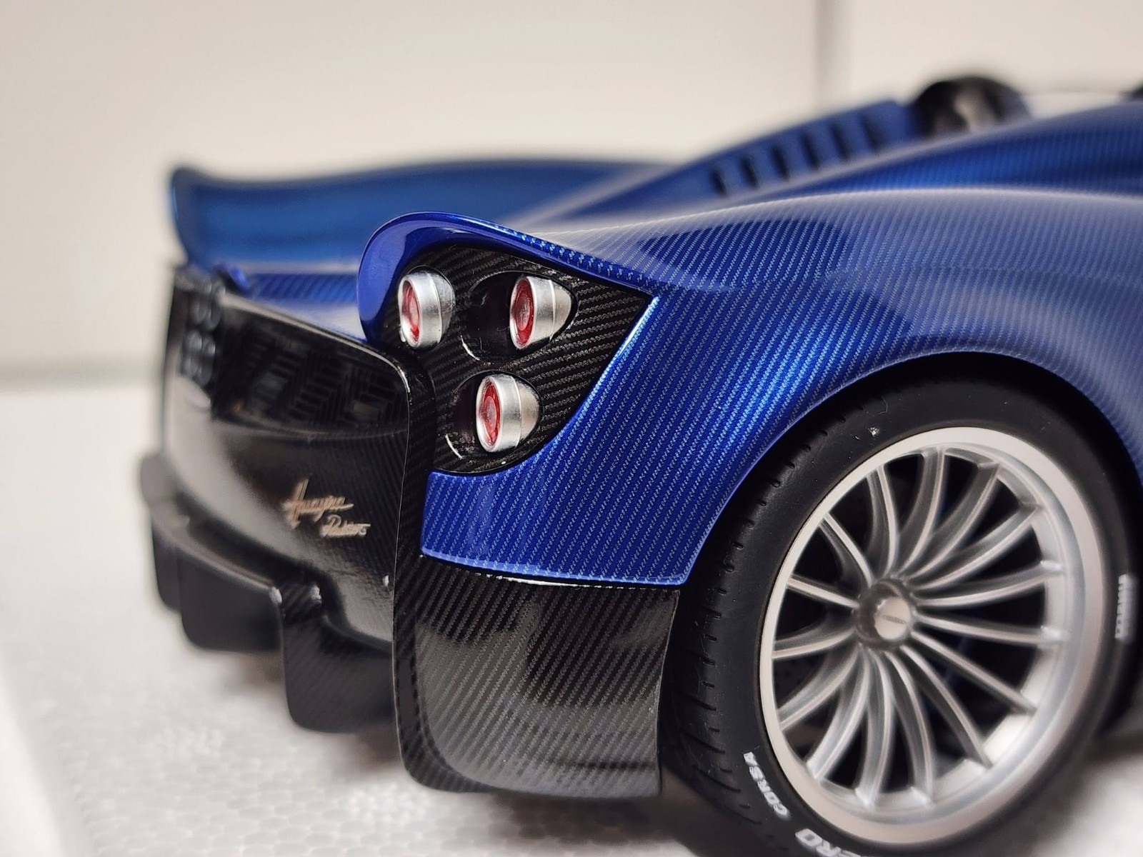 AUTOart 1:18 diecast car – Pagani Huayra Roadster (BLU Tricolore Carbon Fiber).