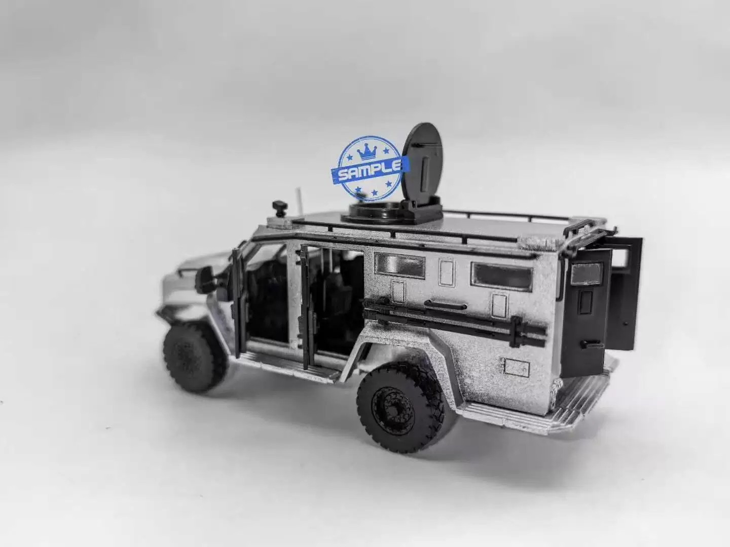 MINI VISUAL ART 1:64 Bearcat G3 Panda Armored Vehicle with Figure Car Model