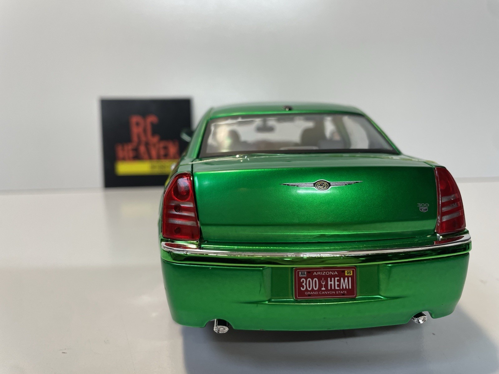 Maisto 2005 Chrysler Hemi 300c 1:18 Scale Diecast Model Car.