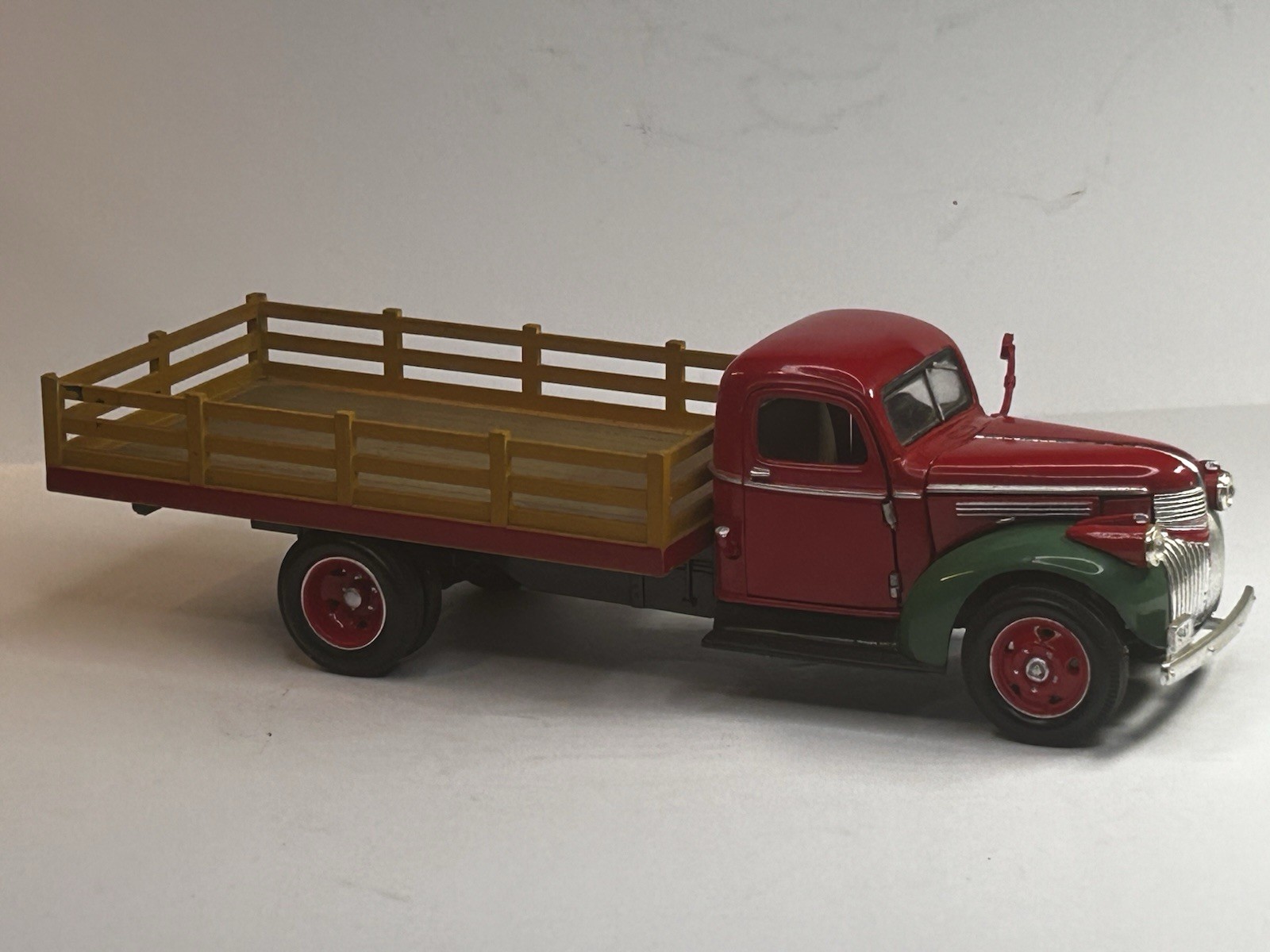 National Motor Museum Mint 1941 Chevrolet Flatbed Stake Truck Red/Green 1:32 DC