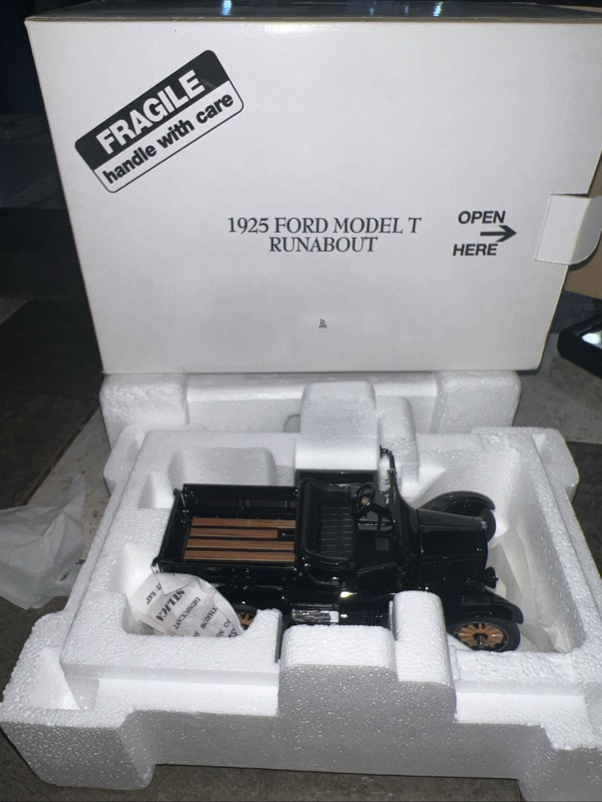 1925 Ford Model T Runabout- 1/24 Scale Danbury Mint Diecast Model