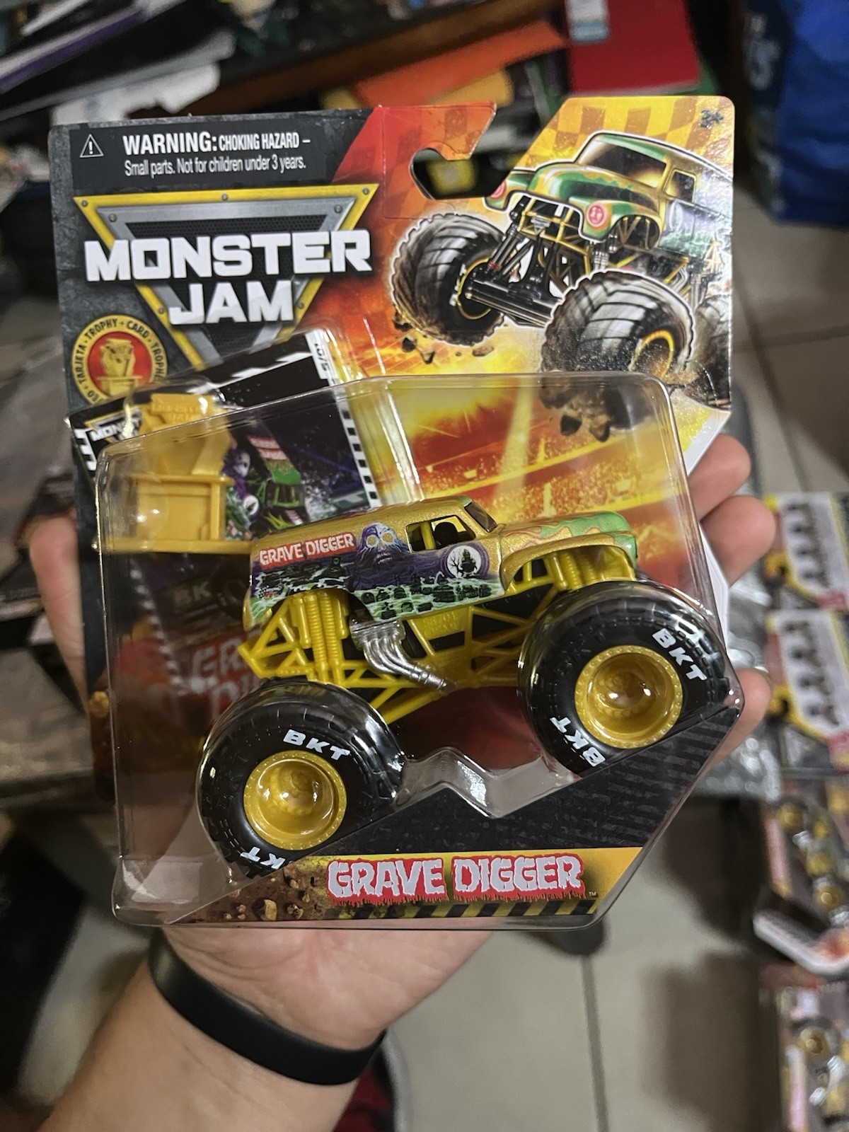 SPIN MASTER MONSTER JAM GOLD TROPHY CARD SERIES #01 GRAVE DIGGER 1:64 NEW 2026