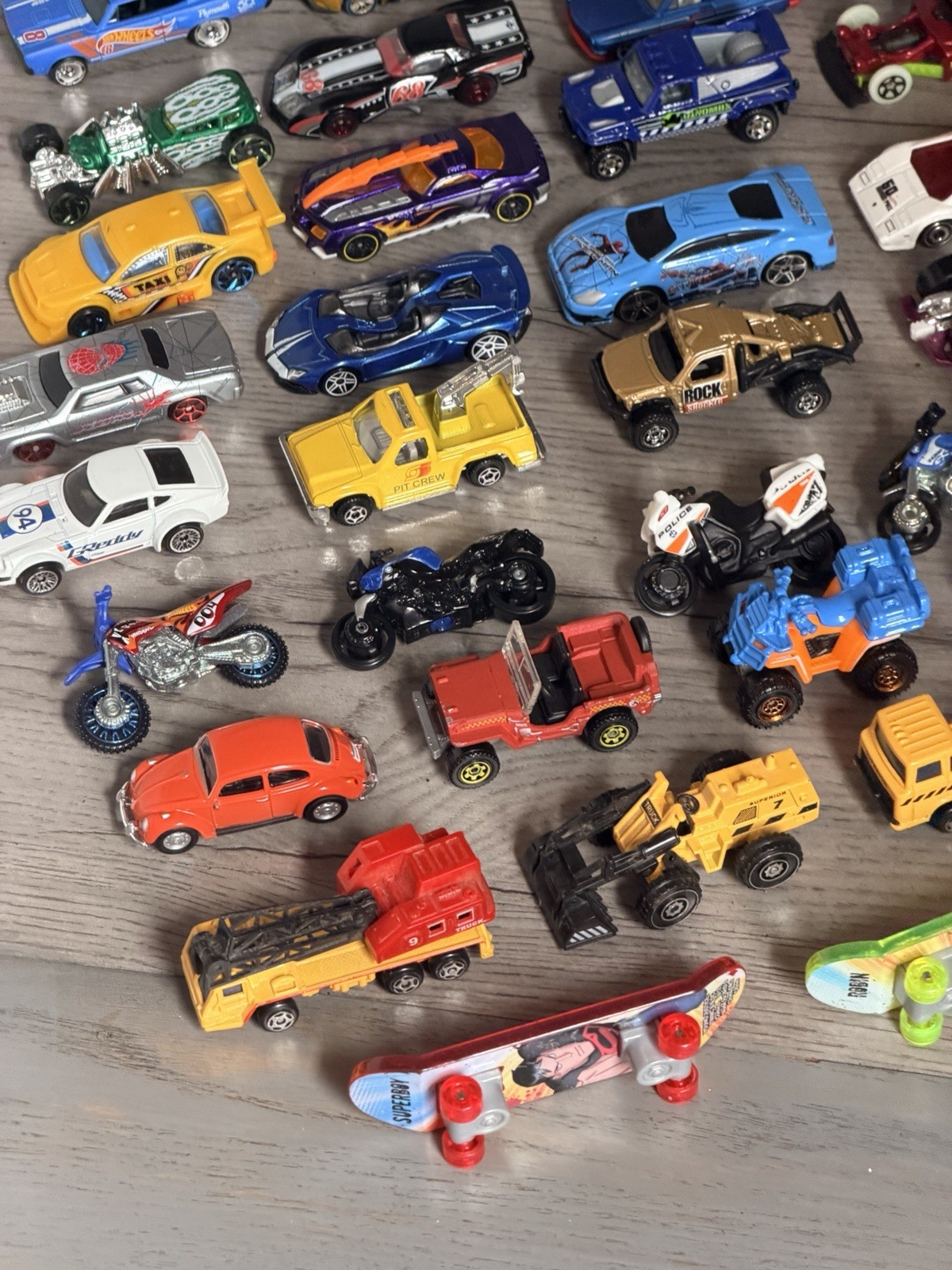 Large (126 pieces) collection of loose die-cast , plastic toy cars. Various size