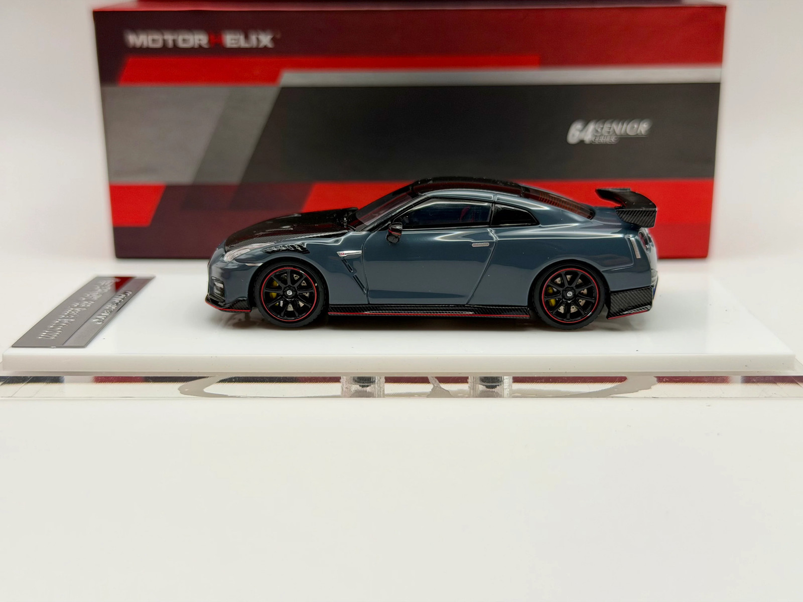 Motorhelix 1:64 Nissan GT-R R35 Nismo 22′(Stealth Gray/Vibrant Red)