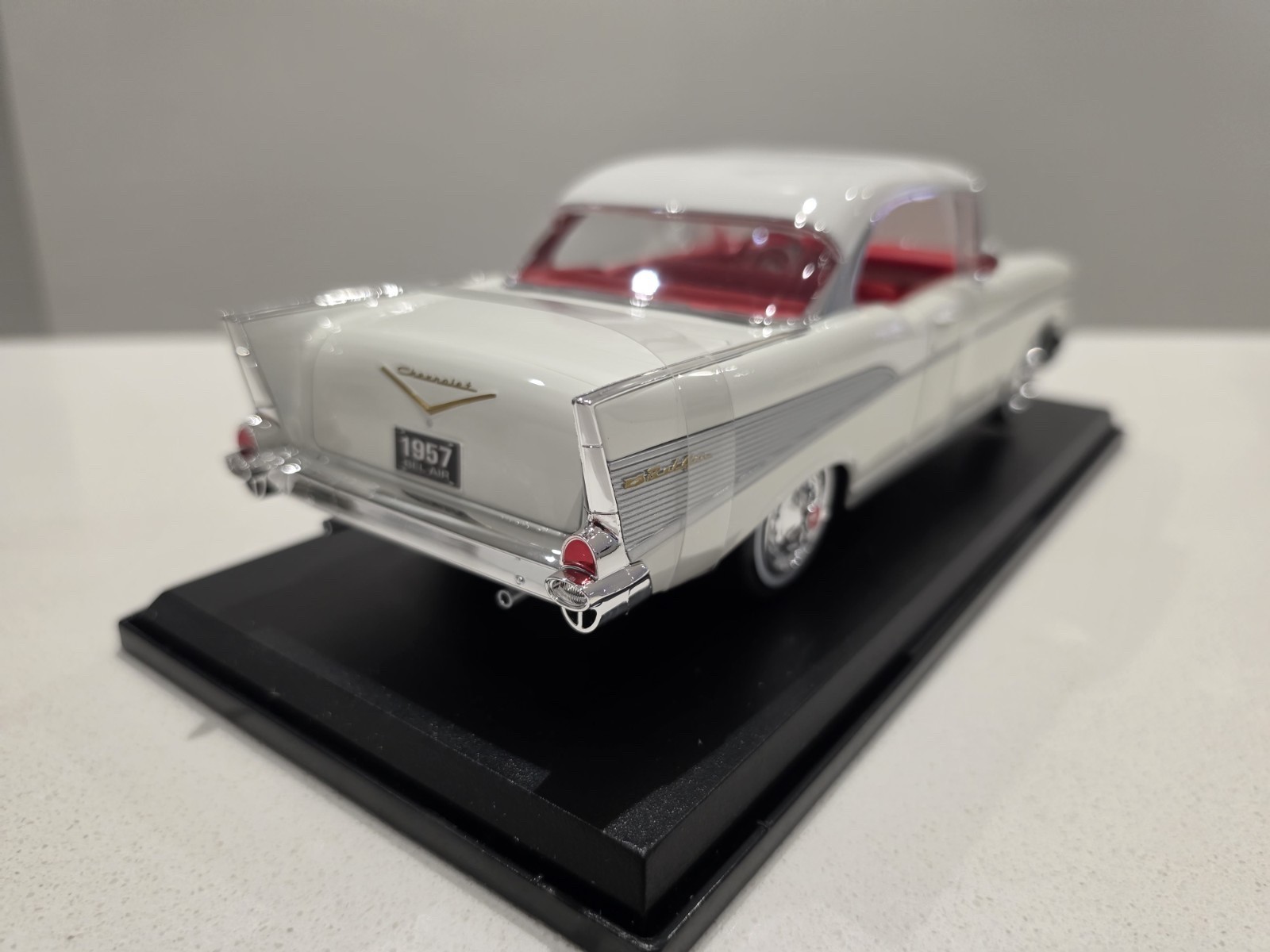 Maisto Special Edition 1:18 Scale Diecast Car 1957 Chevrolet Bel Air Coupe White
