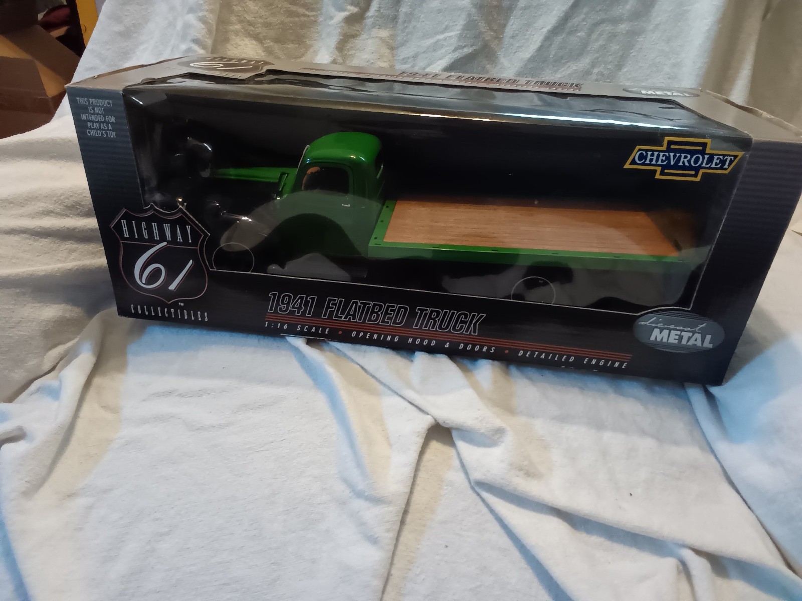 Ertl HIGHWAY 61 1/16 GREEN 1941 CHEVROLET Flatbed truck