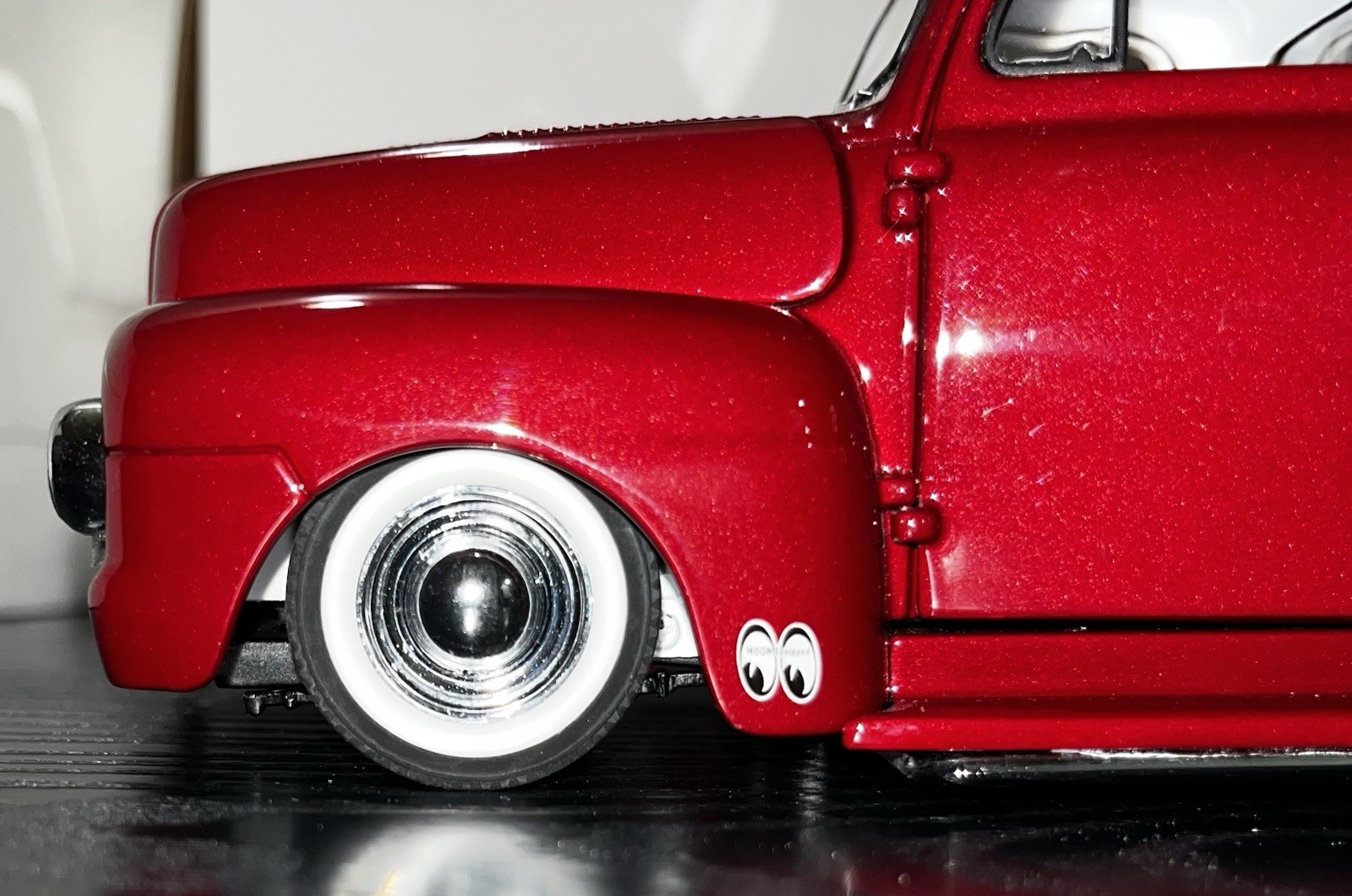 1951 FORD F-150 CUSTOM PICKUP DANBURY MINT CANDY APPLE RED 1:24 DIECAST MODEL