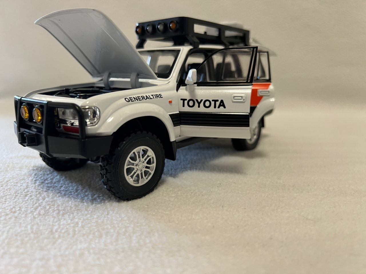 1:24 Toyota Land Cruiser LC80 Diecast Car Model Alloy Toy Vehicle Sound Light