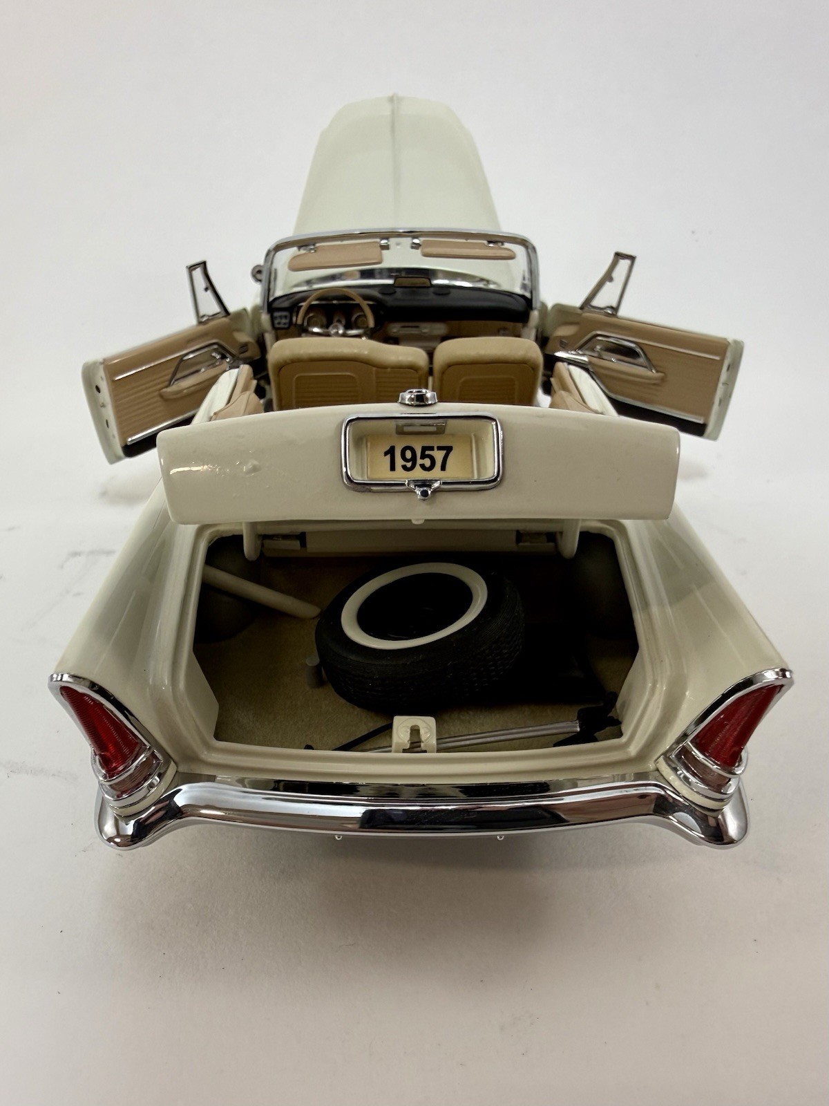 Danbury Mint 1957 Chrysler 300C Convertible 1:24 Diecast Model Car Original Box