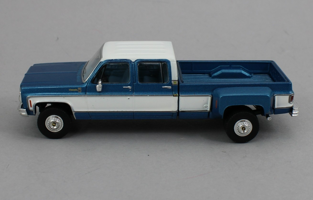 1:64 IXO Models *BLUE & WHITE* 1977 Chevrolet Silverado C30 Dually Pickup Truck