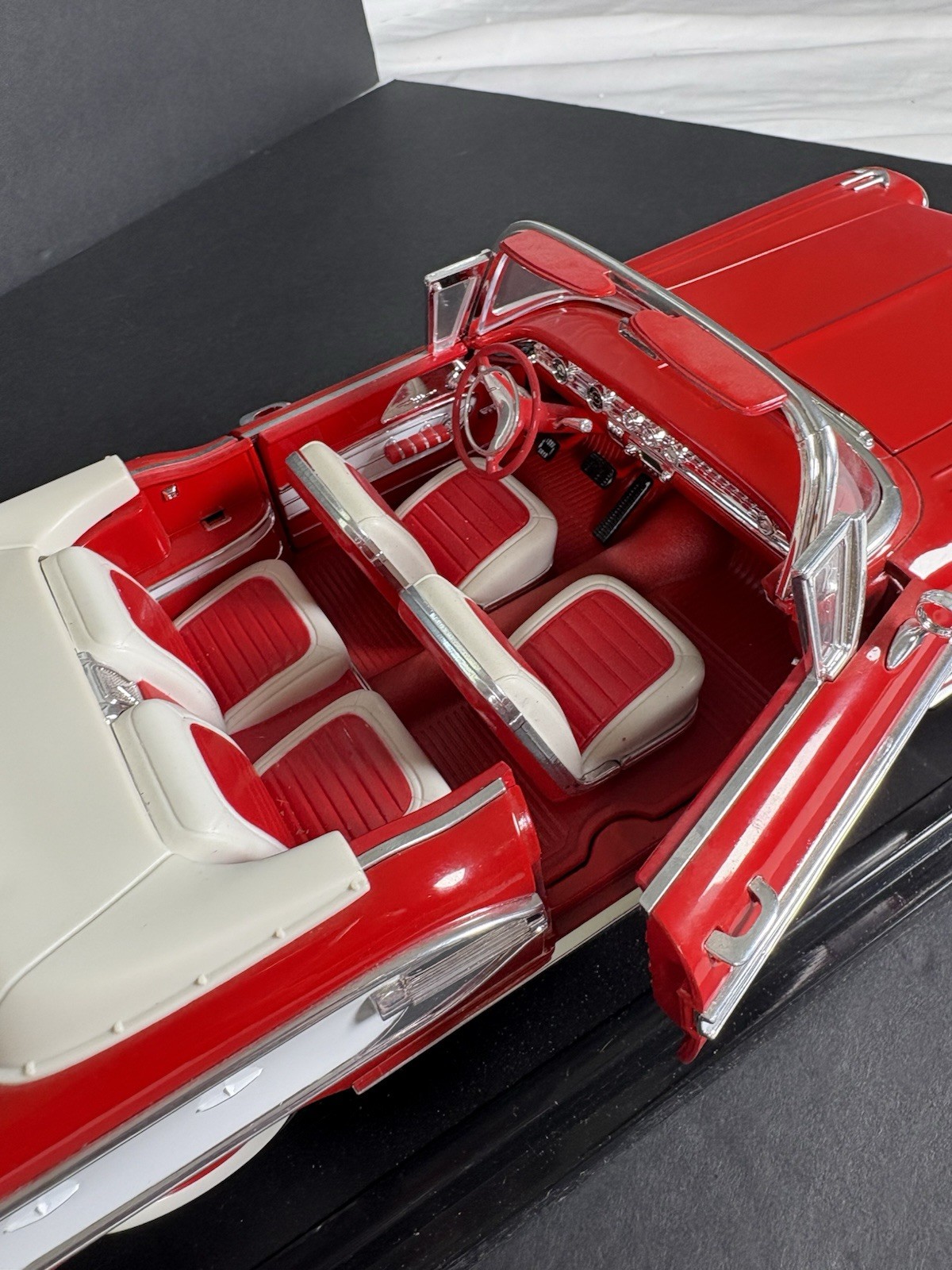 Road Signature 1958 Pontiac Bonneville Convertible 1:18 Diecast Red No Box