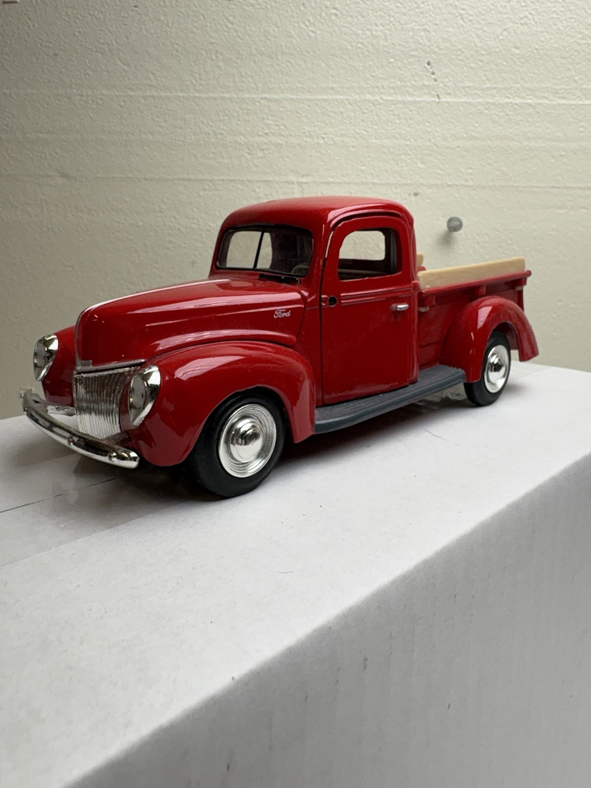 1940 Red Ford Pickup Truck – 1:24 Scale Diecast Motormax, No. 68062