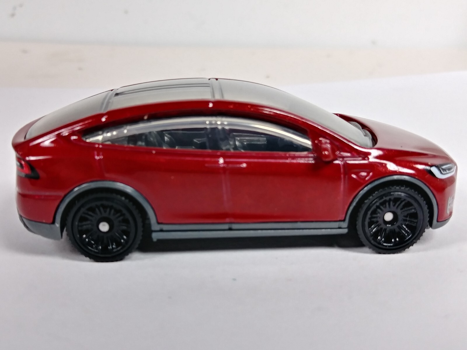 Tesla Model X Matchbox 2023 1-100 MBX Metro #18 Metalflake Red 10SP 1:64 Loose