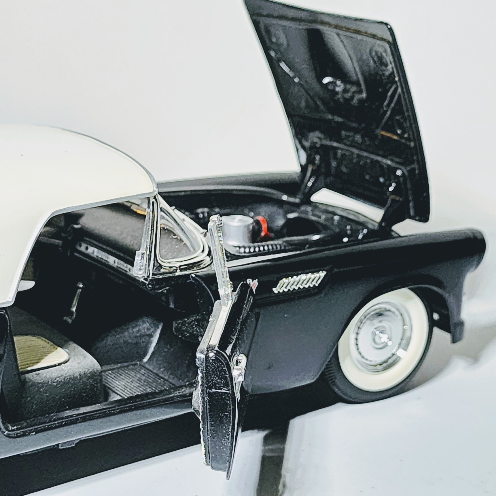 Road Signature 1955 Thunderbird Black w/ Removable Top 1:18 Diecast – Broken