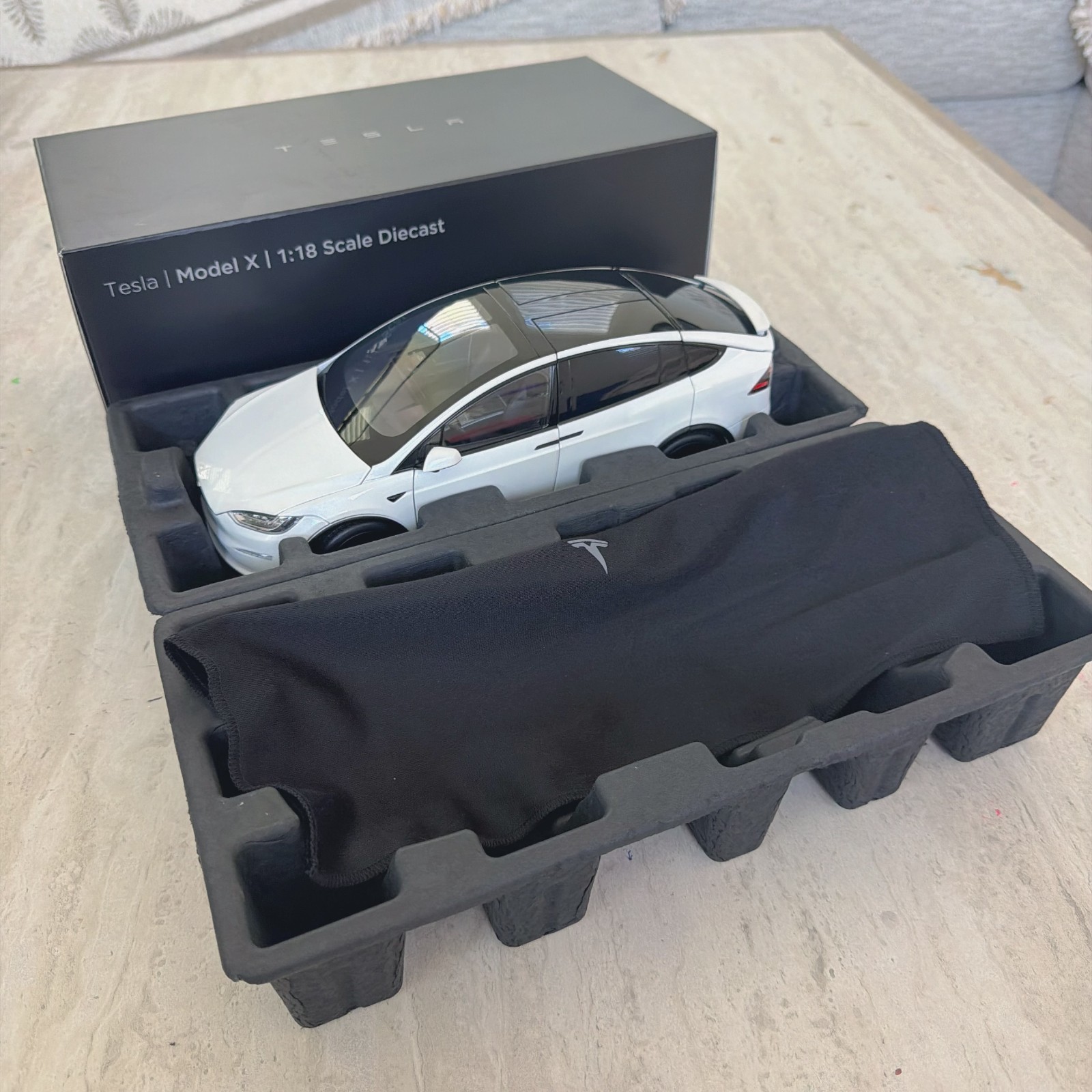 Brand New Genuine Tesla Model x 1:18 Scale Diecast White Model Car