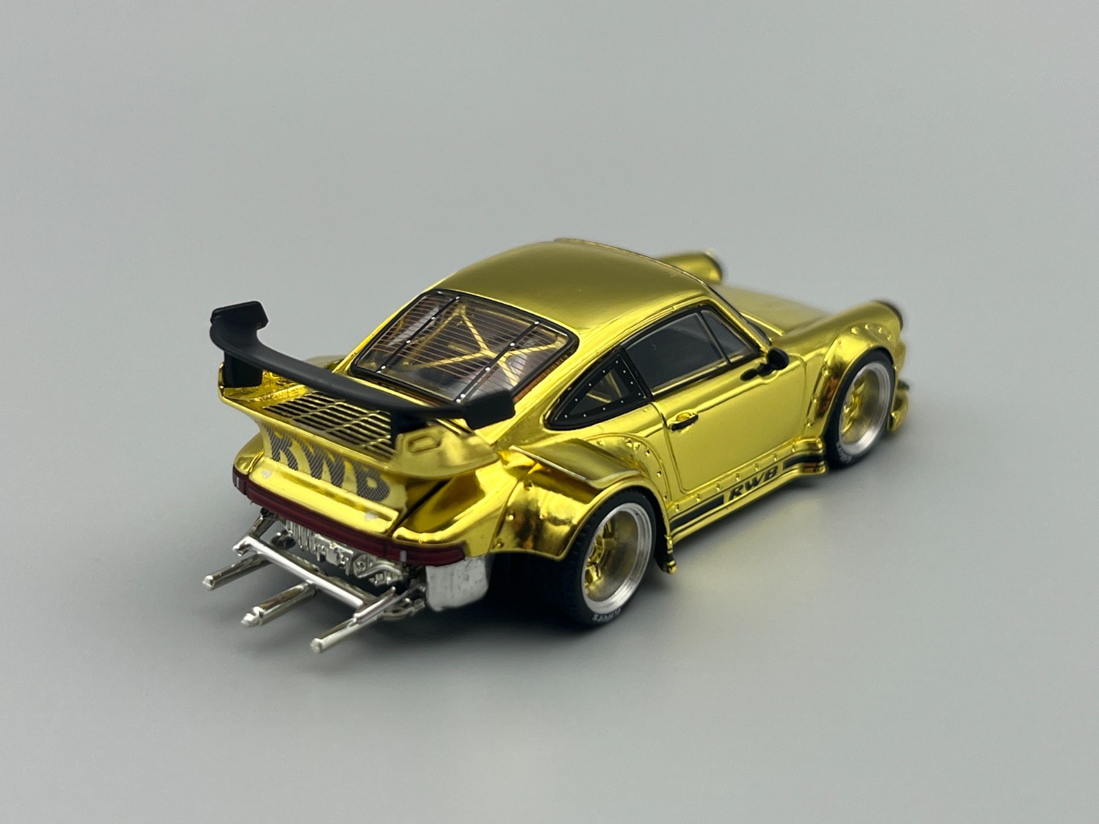 RWB 930 and Transporter Gold Porsche 911 HEC 2026 Exclusive Poprace 1/64 scale