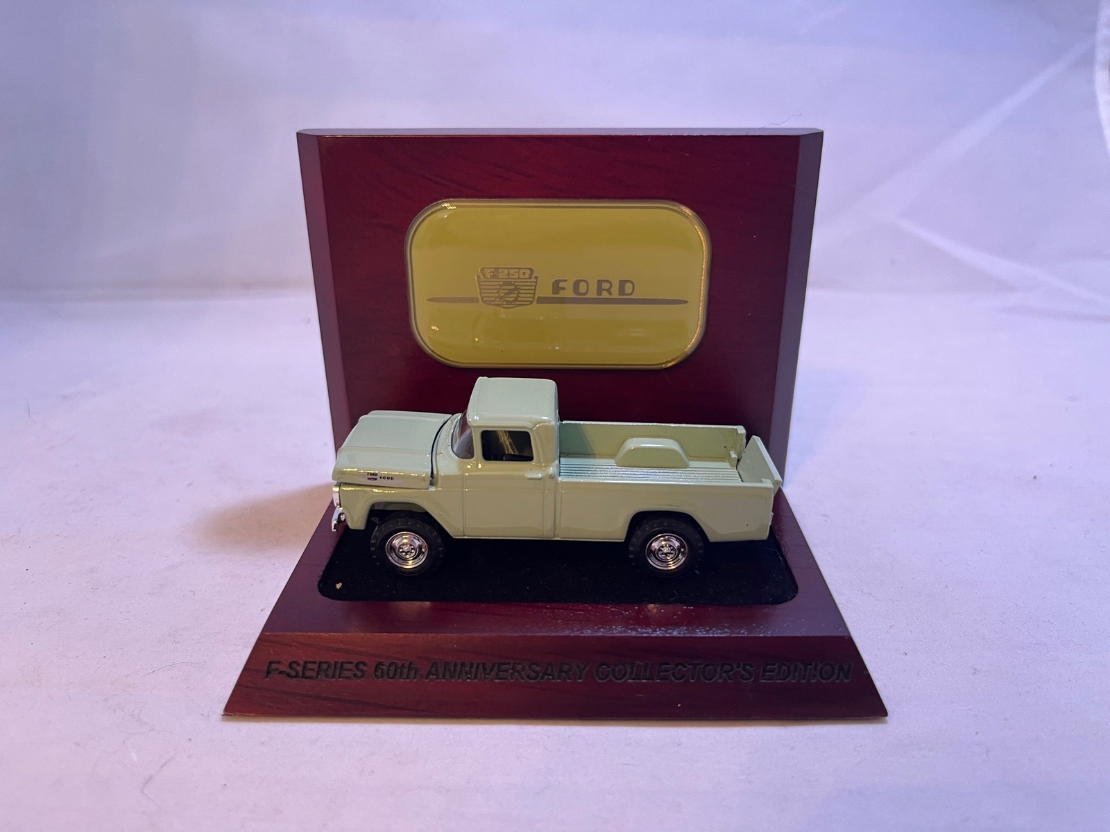 # 01033 – 1:64 Ford F-Series 60th Anniversary Collector’s Edition – 1 Pc.