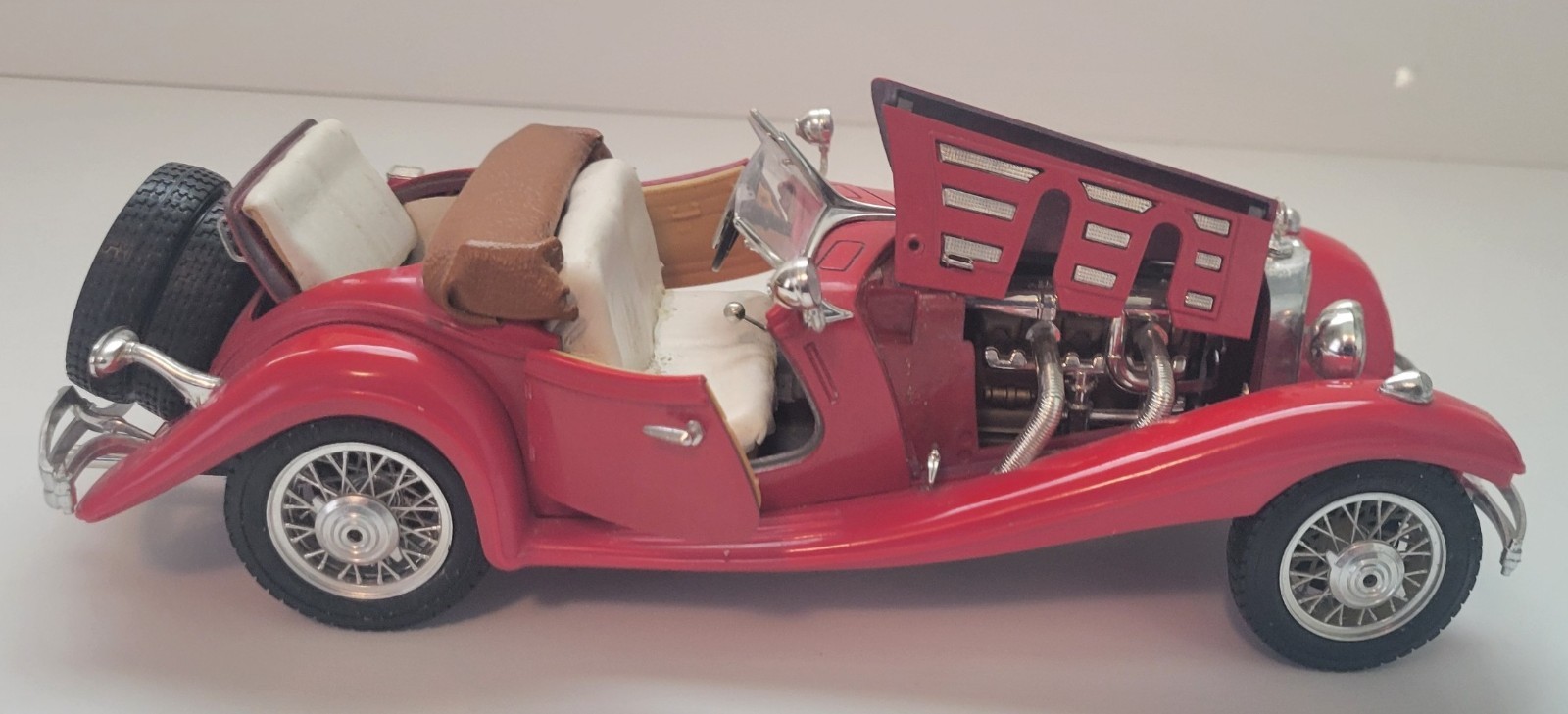 1936 Mercedes Benz 500 K Roadster 1:20 by Bburago Model #3020 with Stand