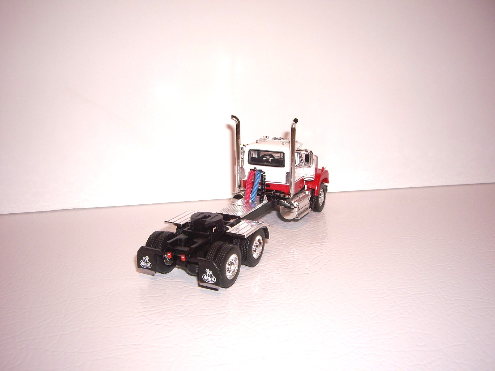 DCP FIRST GEAR 1/64 RED AND WHITE MACK SUPERLINER DAY CAB