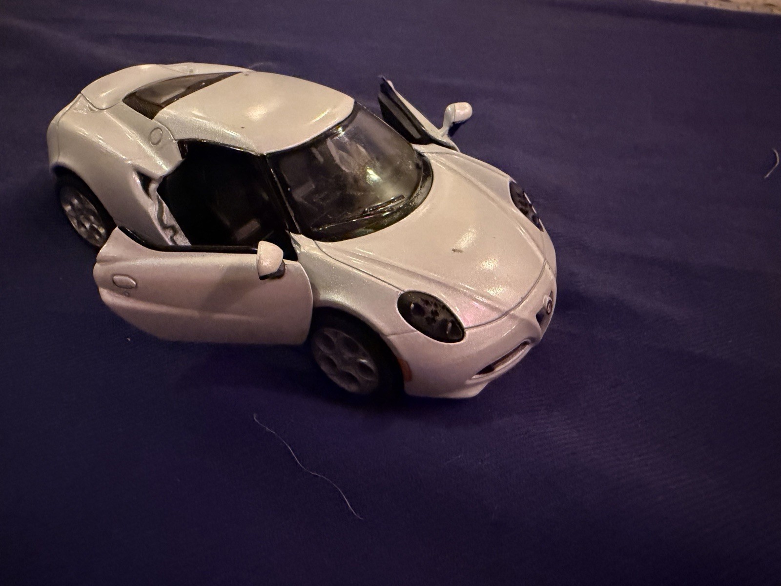 Alfa Romeo 4C 2013 White Diecast Model Pullback 1:32 Scale Kintoy Doors Open