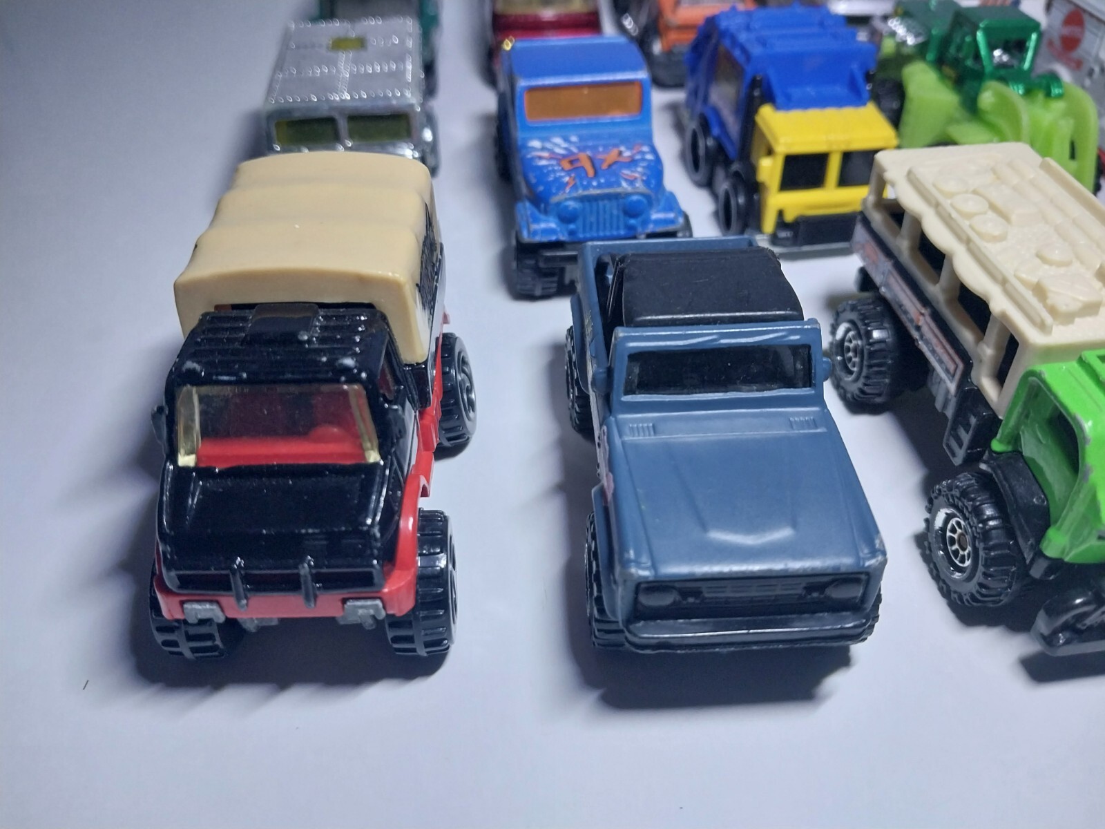 Lot 18 Hot Wheels & Matchbox Truck Bus Jeep Ect Please See Photos