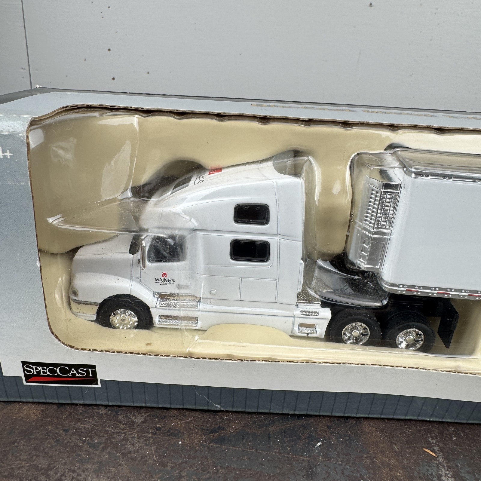 SpecCast Maines Paper / Tyson VOLVO 770 & Trailer 1:64 #31611