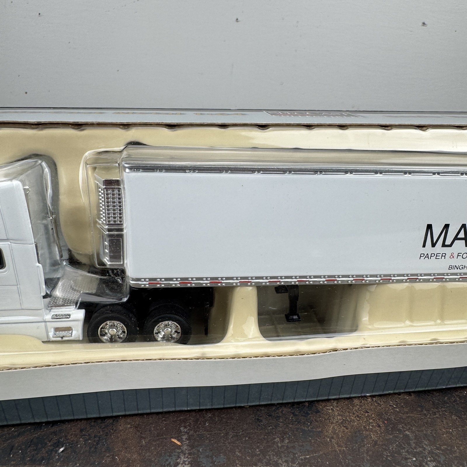 SpecCast Maines Paper / Tyson VOLVO 770 & Trailer 1:64 #31611