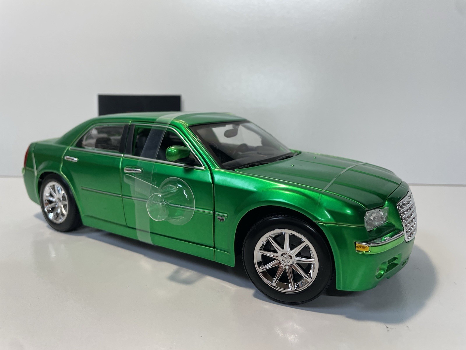 Maisto 2005 Chrysler Hemi 300c 1:18 Scale Diecast Model Car.