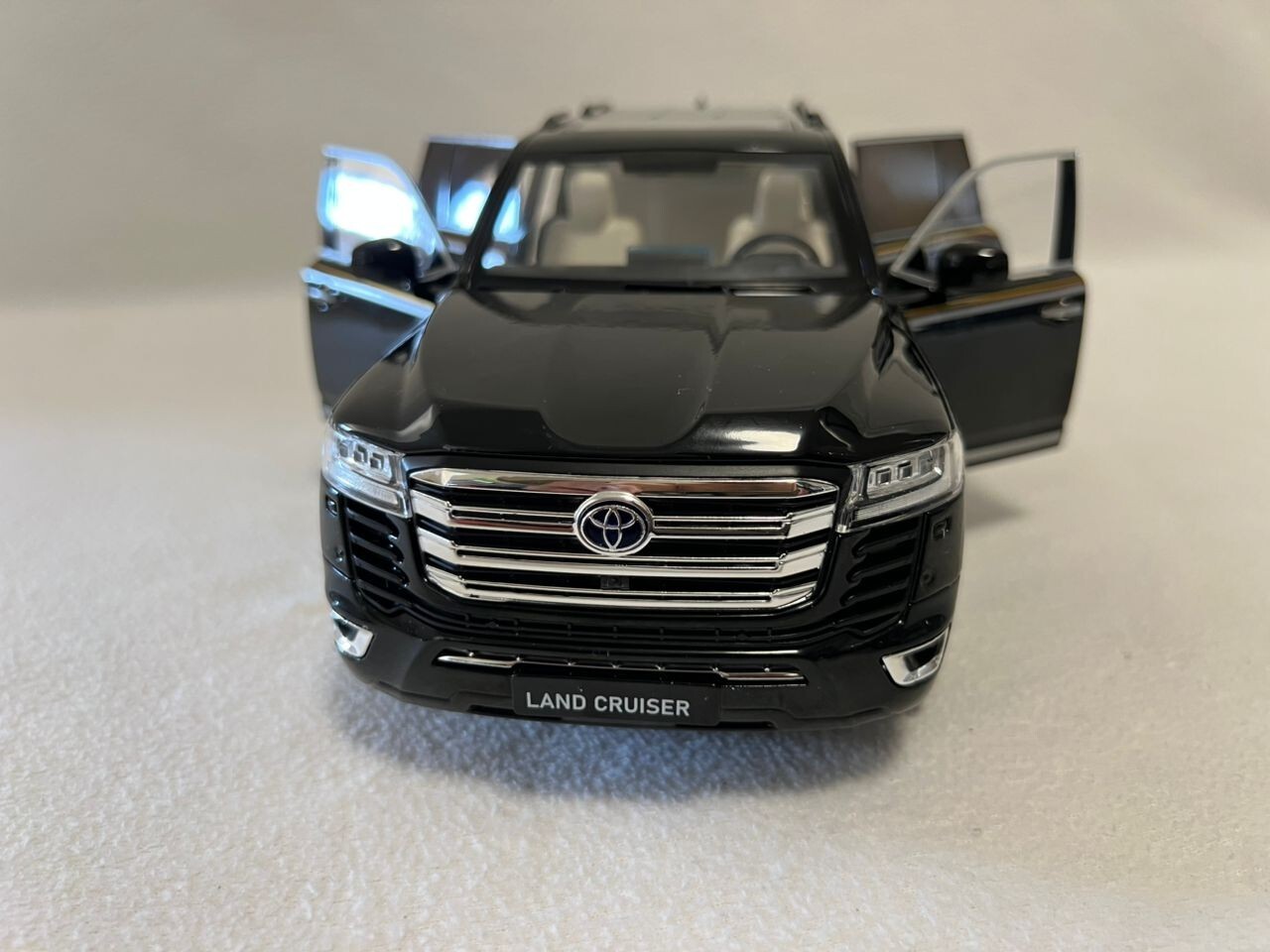 TOYOTA LAND CRUISER LC300 Model car Black 1:18 SUV