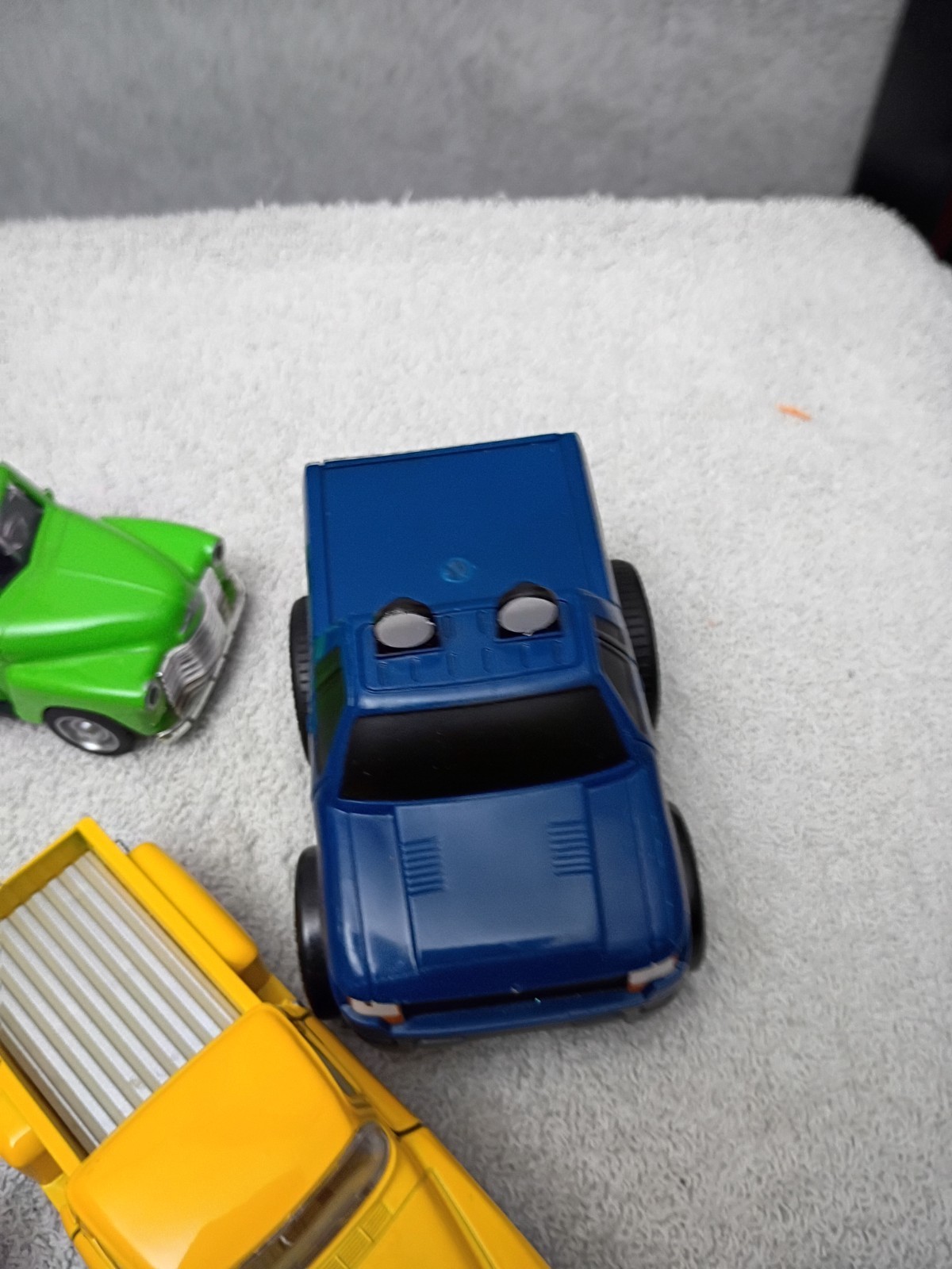 Bag Of Cars And Trucks. Trucks Are 1/32 Die Cast. 55″S And A 53. Others Plastic
