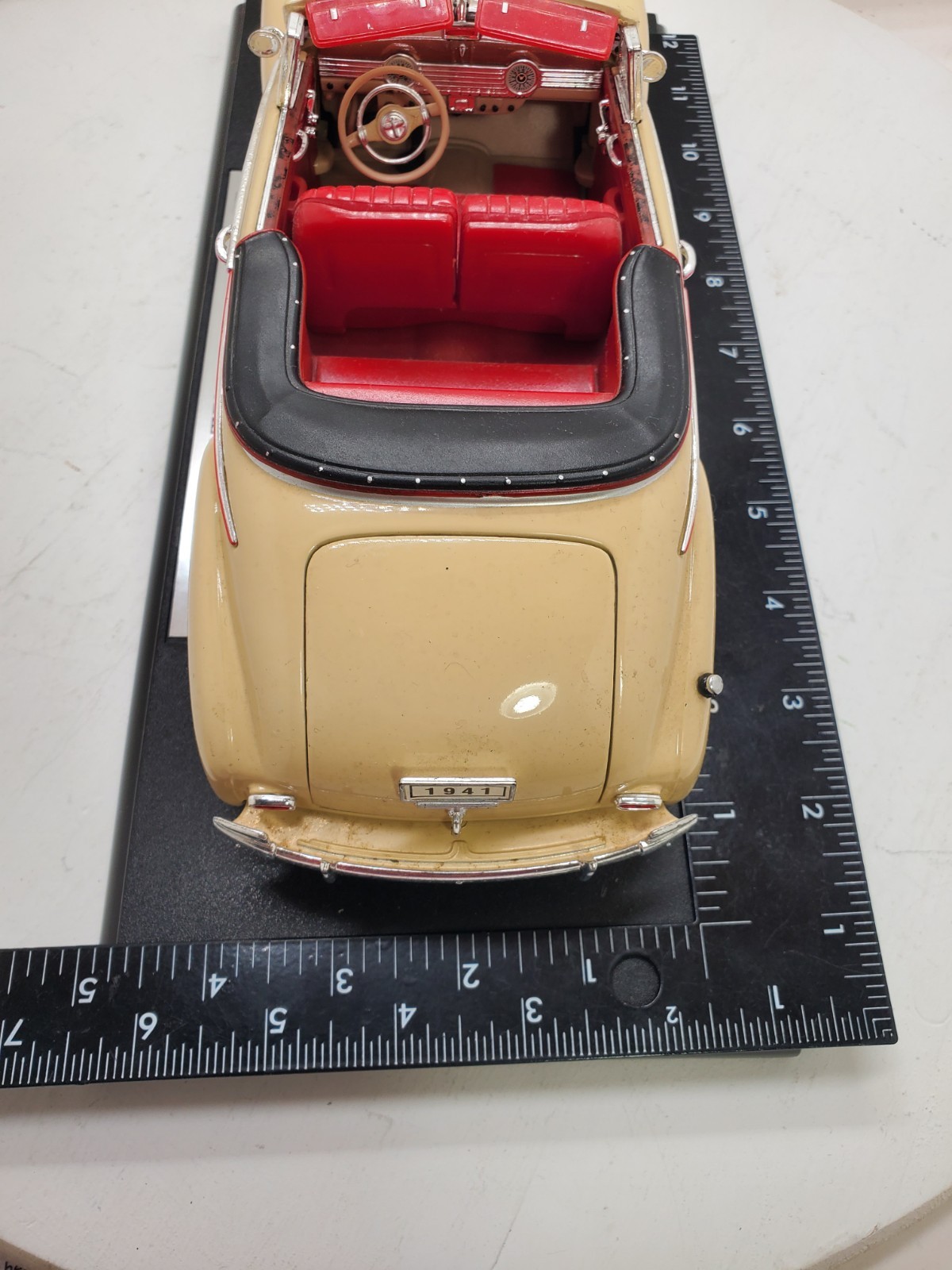WELLY Collectable 1941 Chevrolet Special Deluxe 1:18 Diecast Beige/Red No Box