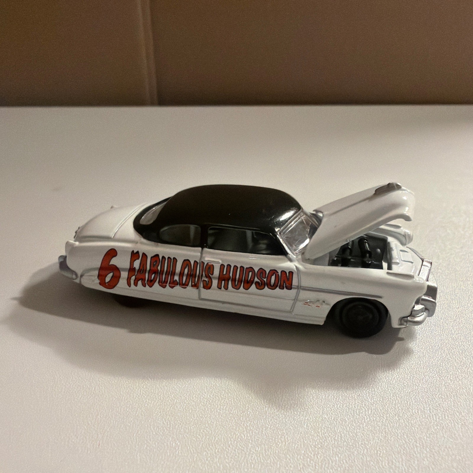 Johnny Lightning 1951 fabulous Hudson Hornet #6 White/Black