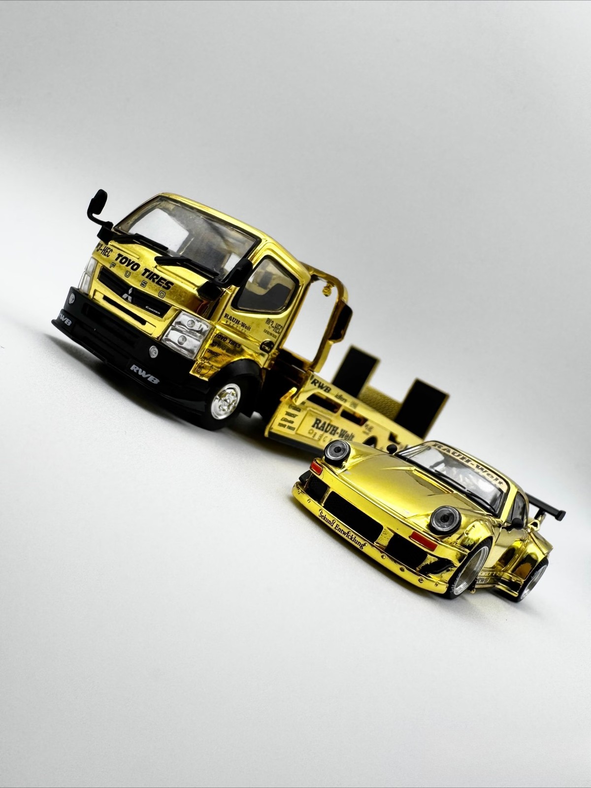Pop Race XCartoys HEC Beijing 1/64 RWB 930 Gold Set Ltd 300 Truck Transporter